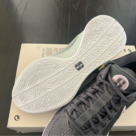 ✔️New✔️ NIKE Sabrina 1 Beyond the Game - Picture 4 of 10